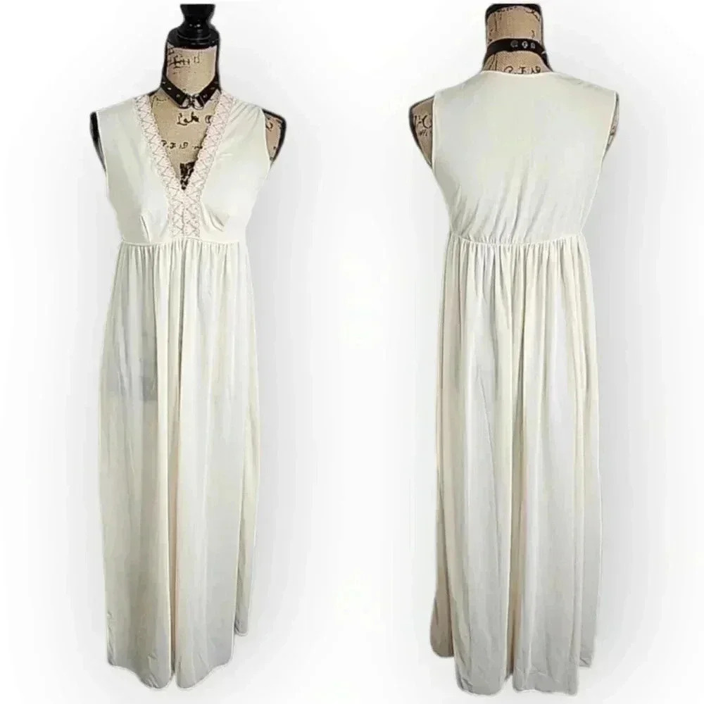 VINTAGE 70s Ivory Nylon Prairie Core Night Gown. Size small